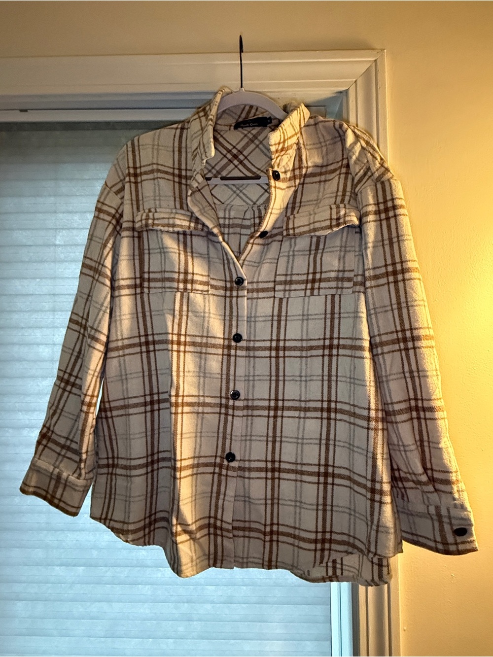 WOMEN'S PLAID BUTTON-FRONT SHACKET - Cream & Brown